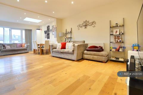 1 bedroom in a house share to rent, Brunswick Avenue, London, N11