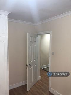 1 bedroom in a house share to rent, Heath Road, Hounslow, TW3