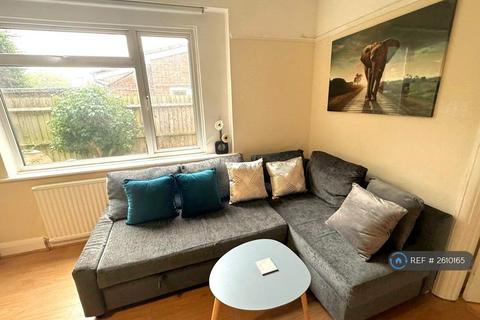 2 bedroom maisonette to rent, Kenilworth Road, Ashford, TW15