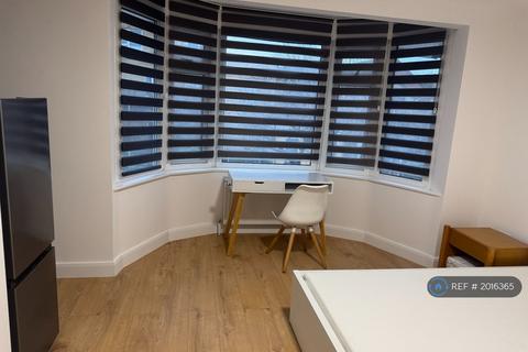 1 bedroom in a house share to rent, Balnacraig Avenue, London, NW10