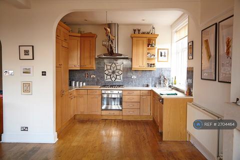 1 bedroom in a flat share to rent, Surrey Square, London, SE17