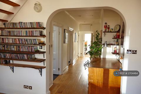 1 bedroom in a flat share to rent, Surrey Square, London, SE17