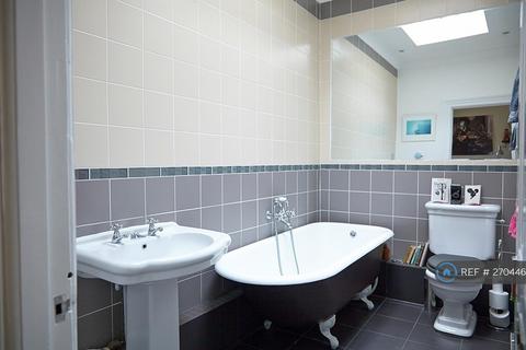 1 bedroom in a flat share to rent, Surrey Square, London, SE17