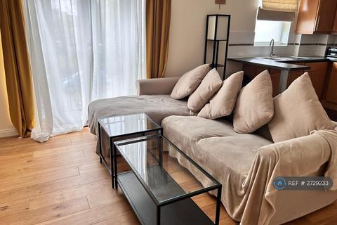 2 bedroom flat to rent, White Lodge Close, Isleworth, TW7