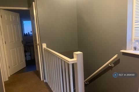 3 bedroom semi-detached house to rent, Honeysuckle Drive, Dewsbury, WF12