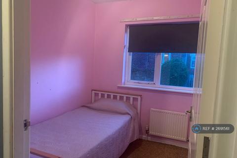 3 bedroom semi-detached house to rent, Honeysuckle Drive, Dewsbury, WF12