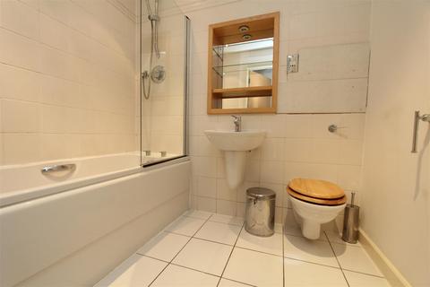 2 bedroom flat to rent, St James Quay, Brewery Wharf
