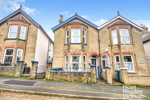 3 bedroom semi-detached house to rent, Yarborough Road, PO32