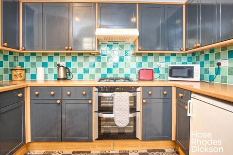 3 bedroom semi-detached house to rent, Yarborough Road, PO32