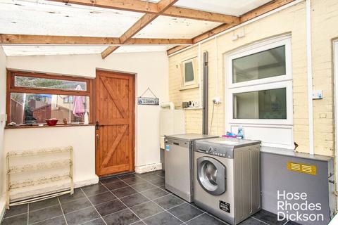 3 bedroom semi-detached house to rent, Yarborough Road, PO32