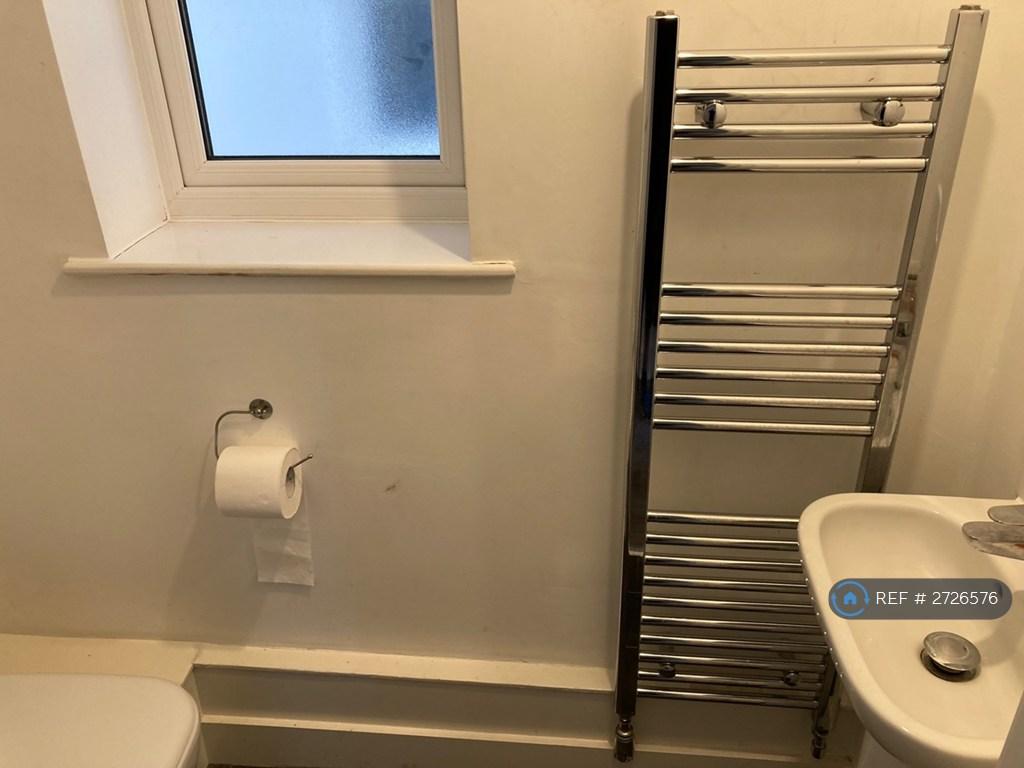 Downstairs w/c With Wash Basin