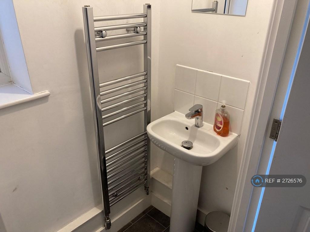 Downstairs w/c With Towel Rail