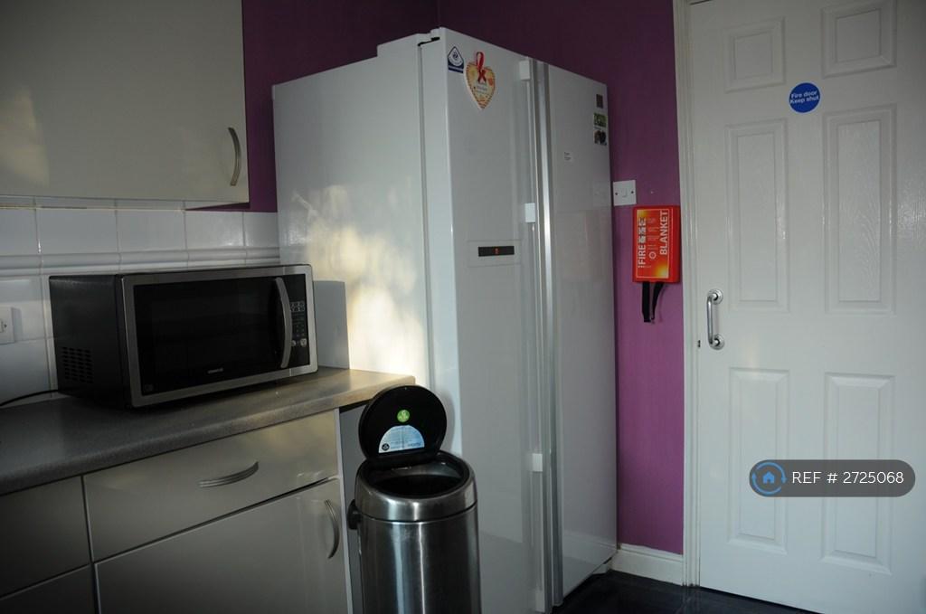 Kitchen With American Style Fridge Freezer