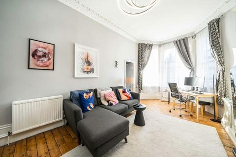 2 bedroom flat to rent, The Chase, London SW4