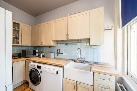 2 bedroom flat to rent, The Chase, London SW4