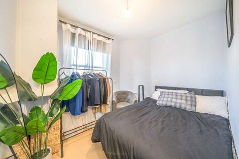 2 bedroom flat to rent, The Chase, London SW4