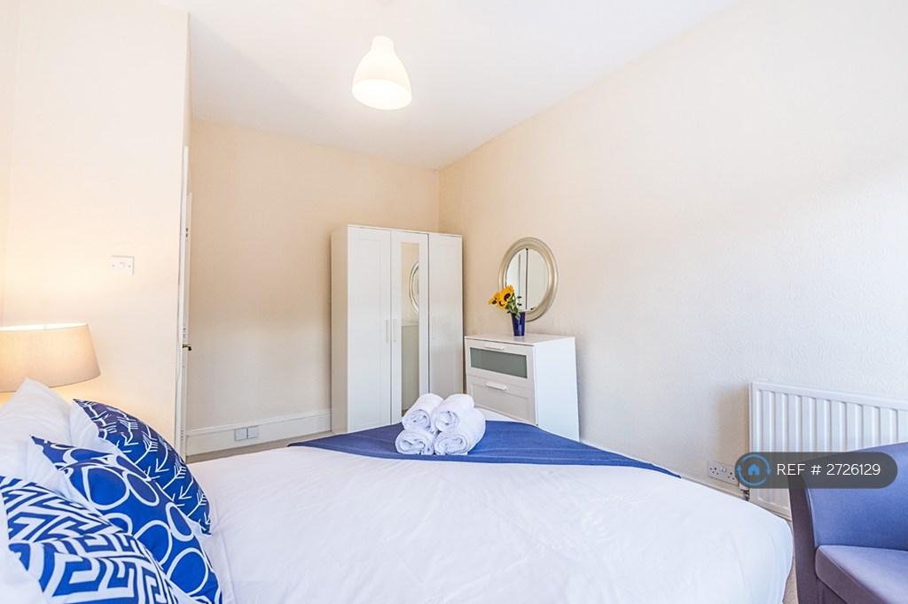 Master Bedroom 1b