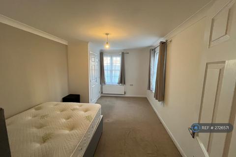 2 bedroom flat to rent, Wheatstone Close, Slough, SL3