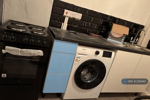 1 bedroom in a house share to rent, Stoneleigh Avenue, Enfield, EN1