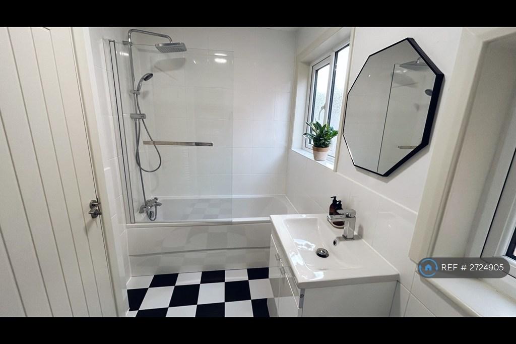 Suite 3 Bathroom