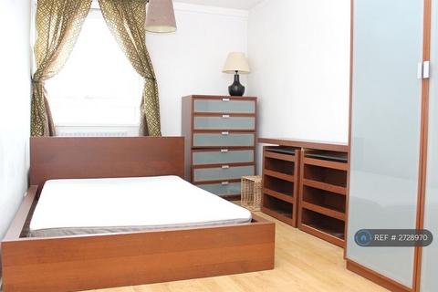 3 bedroom flat to rent, Knighthead Point, London, E14