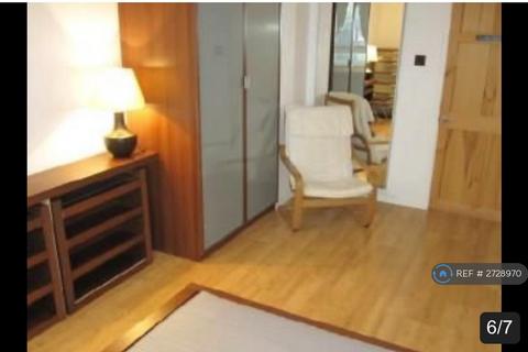 3 bedroom flat to rent, Knighthead Point, London, E14