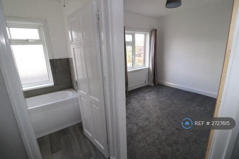 3 bedroom terraced house to rent, Central Avenue, Worsley, Manchester, M28