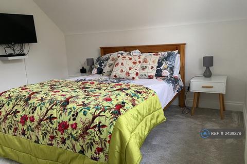 1 bedroom in a house share to rent, Gordon Road, London, W5