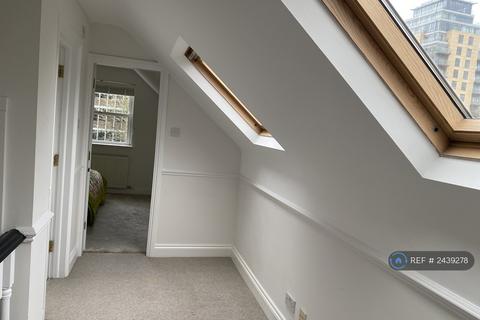 1 bedroom in a house share to rent, Gordon Road, London, W5