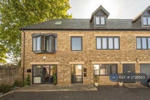 4 bedroom flat to rent, Portchester Court, Wimbledon, SW19