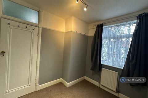 4 bedroom terraced house to rent, Eccleston Crescent, London, RM6