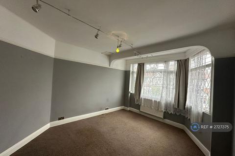 4 bedroom terraced house to rent, Eccleston Crescent, London, RM6