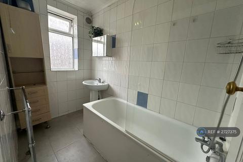 4 bedroom terraced house to rent, Eccleston Crescent, London, RM6