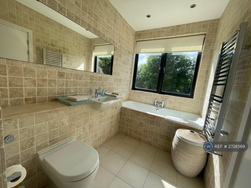 Second Bedroom En-Suite