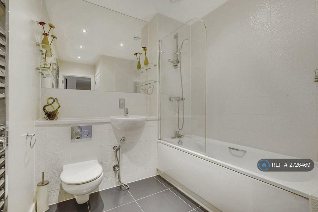 First Floor Bathroom With Tub 2