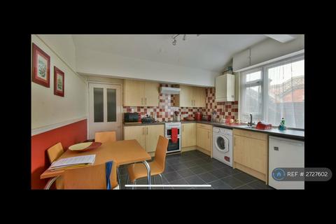 3 bedroom flat to rent, Knole Road, Bexhill, TN40