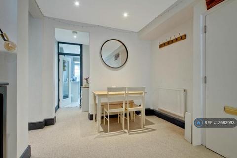 2 bedroom flat to rent, Shannon Place, London, NW8