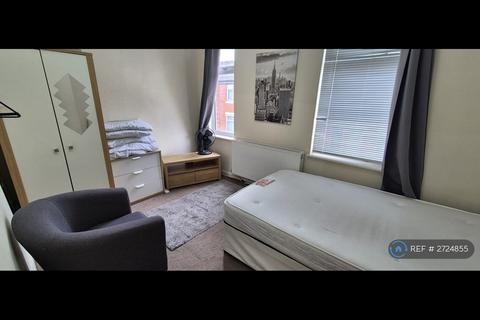 3 bedroom terraced house to rent, Mackenzie Road, Salford, M7