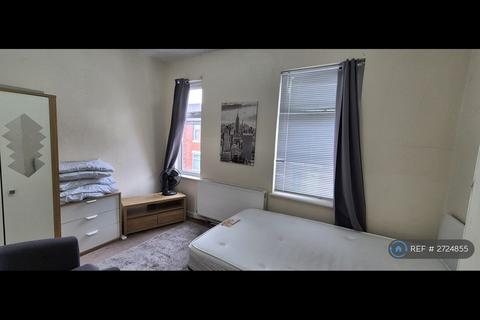 3 bedroom terraced house to rent, Mackenzie Road, Salford, M7