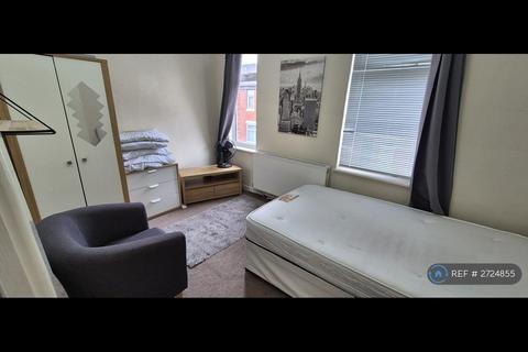3 bedroom terraced house to rent, Mackenzie Road, Salford, M7