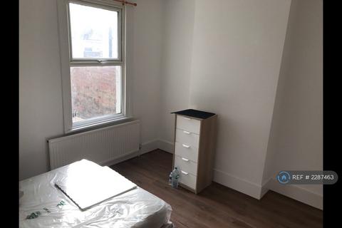 3 bedroom flat to rent, Wakefield Street, London, E6