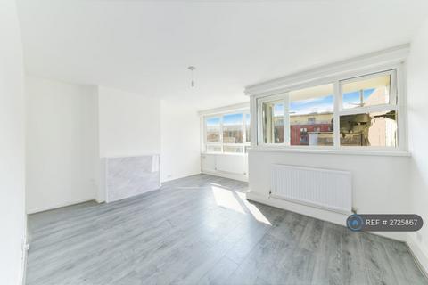 3 bedroom flat to rent, Southwater Close, London, E14