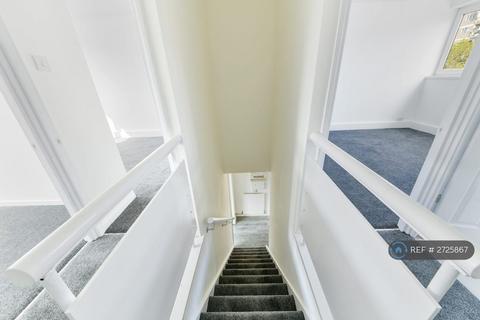 3 bedroom flat to rent, Southwater Close, London, E14