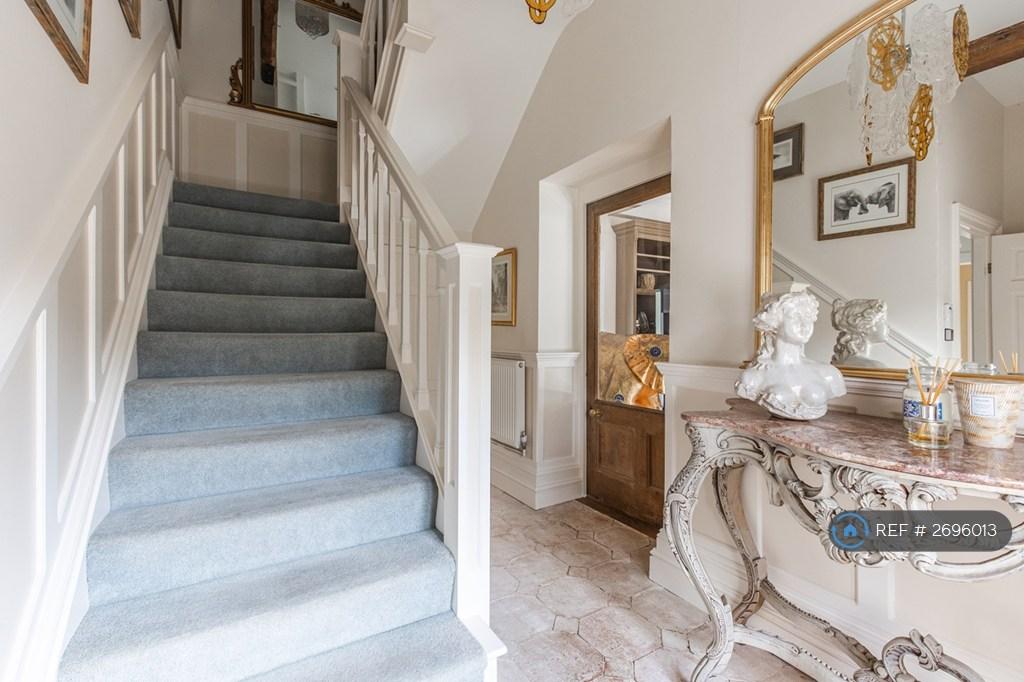 Stairs/ Entrance Hall