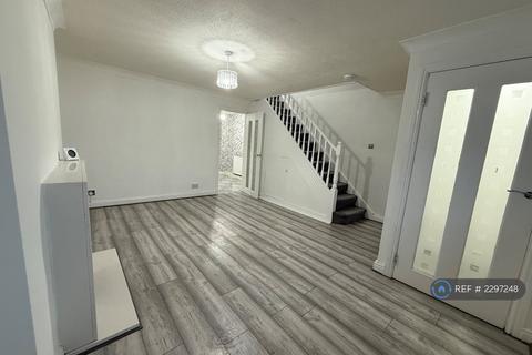 3 bedroom semi-detached house to rent, Brooks End, Rochdale, OL11