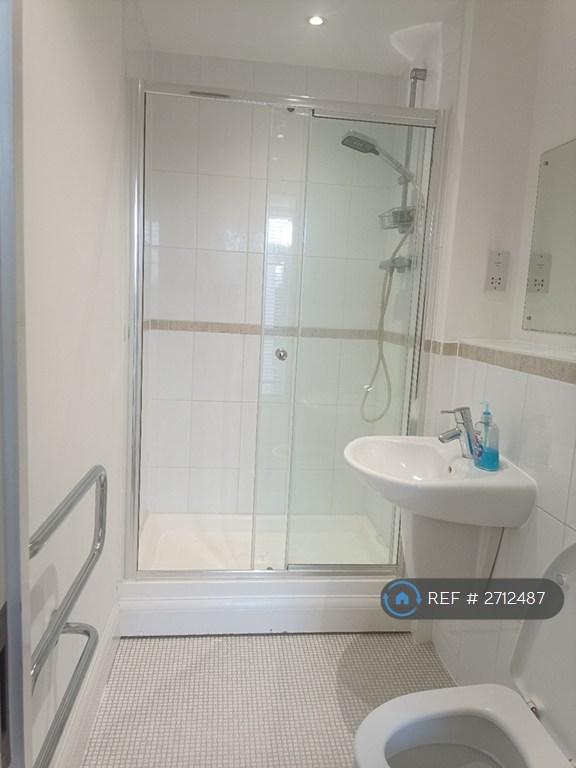 Ensuite Shower Room To 1st Bedroom