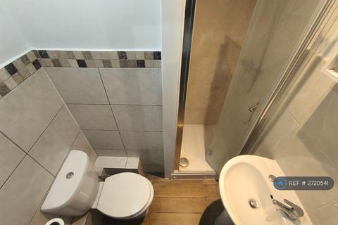 Studio to rent, High Street, London, W3
