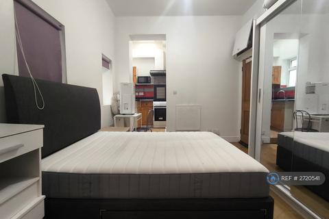 Studio to rent, High Street, London, W3