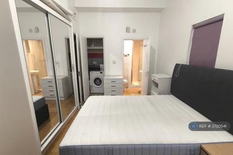 Studio to rent, High Street, London, W3