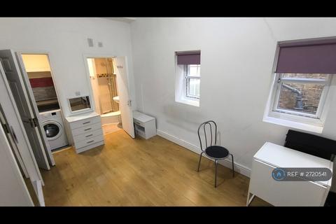 Studio to rent, High Street, London, W3